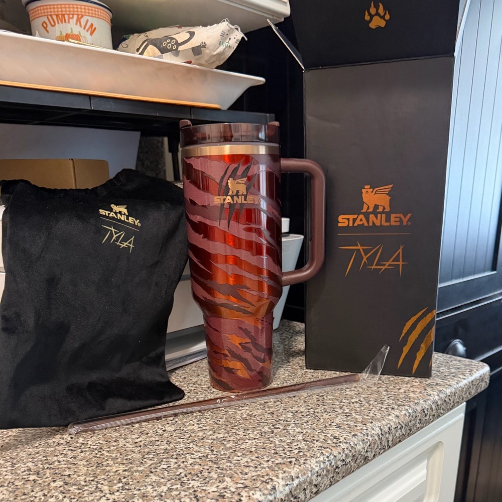 Tyla Tyger Limited Edition-Quencher H2.0 Flowstate Tumbler 40 OZ NWT🐅
